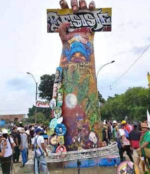 Monumento a la Resistencia, la mano del dios de la batalla Maya construida con nombres y rostros de ciudadanos asesinados por la polic&iacute;a y el Esmad, empu&ntilde;a la palabra "RESISTE" https://colombia.as.com/colombia/2021/06/15/actualidad/1623778827_057371.html