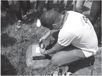 Trabajo en el proceso de monumentaci&oacute;n de los puntos GPS en campo.