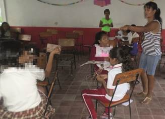 Artesana explicando a los alumnos cómo realizar algunos procesos artesanales.