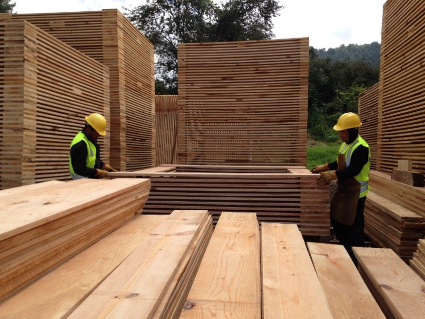 Formaci&oacute;n de estibas con madera aserrada de dimensiones comerciales.