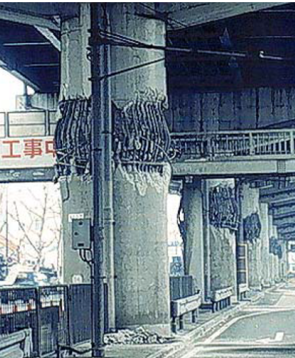 Falla por compresi&oacute;n en una serie de pilas del Hanshin Expressway durante el sismo de 1995 en Kobe, Jap&oacute;n, (Papazoglou y Elnashai, 1996)