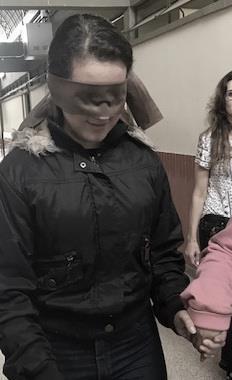 Fotografia de uma aluna vedada, ouvindo os sons da escola.