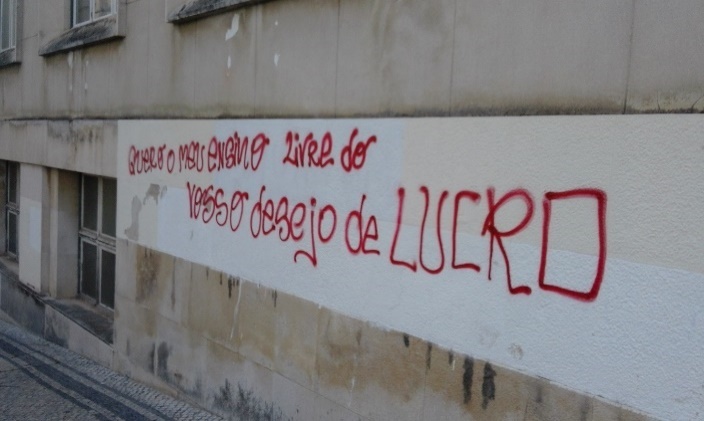 Grafito na Faculdade de Medicina (fachada da entrada principal do estacionamento), UC