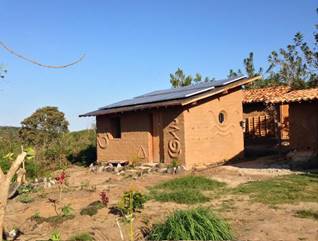 Conjunto de painis solares fotovoltaicos instalado em sistema isolado na comunidade Monte Alegre localizada na Chapada Diamantina/BA