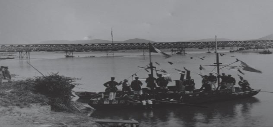 Fotograf�a bomberos en el r�o Claro en 1923. Autor Fortunato Rojas (imagen extra�da de desde Agua y Patrimonio en la R. del Maule, 2015)
