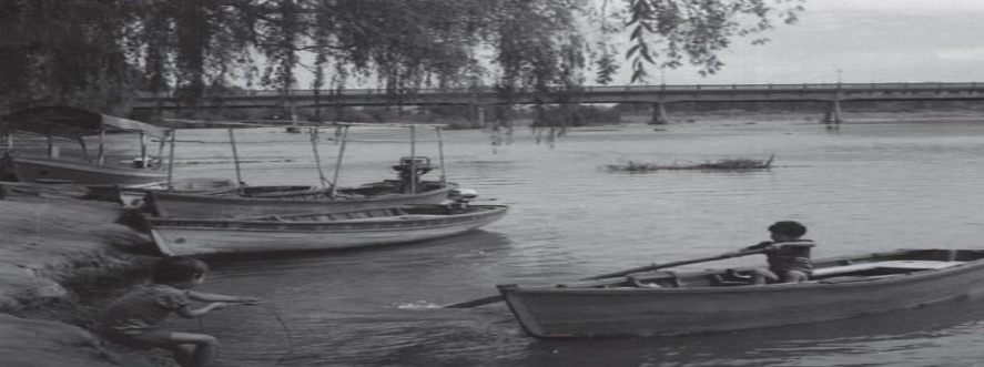 Fotograf�a ni�os en el r�o Claro. Autor C. Orellana. (imagen extra�da de desde Agua y Patrimonio en la R. del Maule, 2015)