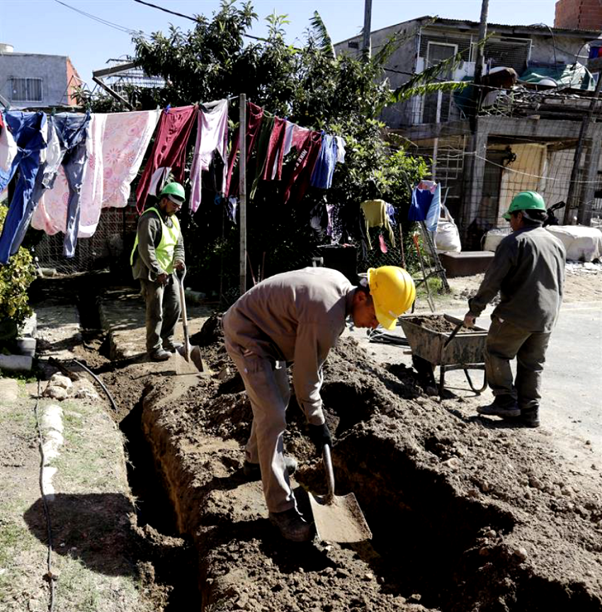 Obras de saneamiento en pasillo del barrio Rodrigo Bueno