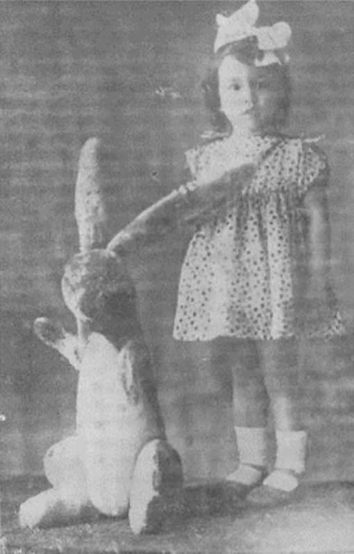 Mariluz Uribe Jaramillo, niña del Doctor Ricardo Uribe Escobar y de la señora Lía J. de Uribe E. Posando con su gran peluche. Letras y Encajes, diciembre, 1928.