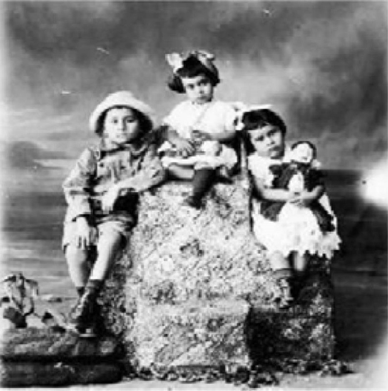 Gabriel A. González y hermanas, 1918. Fotografía de Benjamín de la Calle, en la que se puede observar a las dos niñas con bebés de juguete. Biblioteca Pública Piloto, 1918.