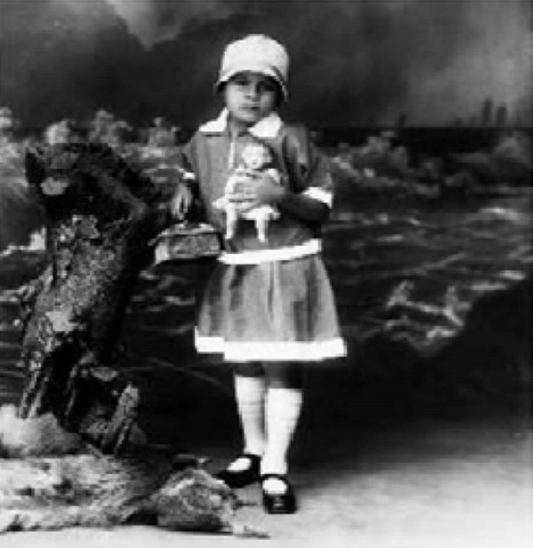 Niña Ana Teresa Tolosa, 1929. Fotografía en estudio en la que posa con una muñeca de plástico. Para la época, se puede inferir que es importada. Biblioteca Pública Piloto, 1929.