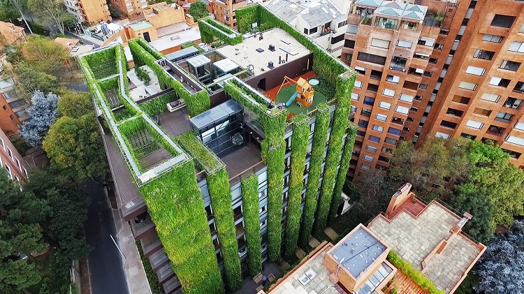 Infraestructura verde viva &shy;(techos y muros&shy;) en edificio Santalaia,
Bogot&aacute;, DC