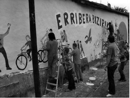 Mural realizado por los
vecinos con el lema &ldquo;La ribera viva&rdquo; en 2007