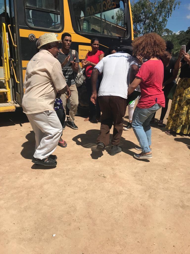 Equipe e moradores dan&ccedil;ando o Samba de Coco com alunos e alunas do DIMO