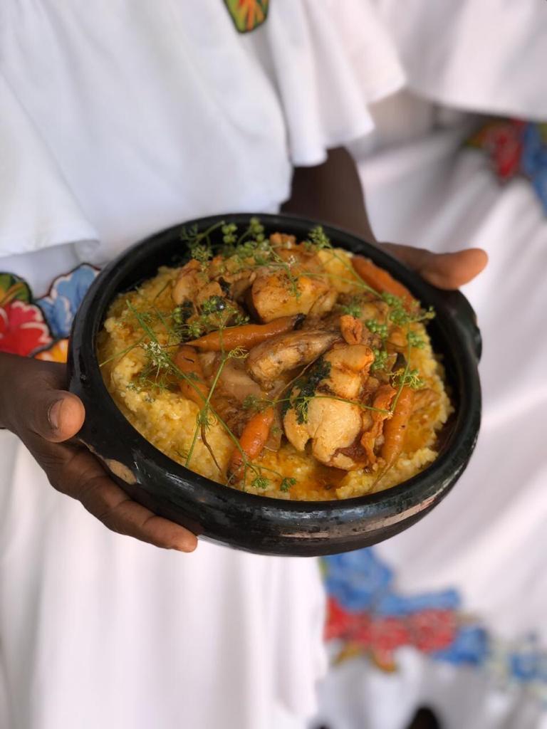 As mulheres do Mundo Novo cozinharam o prato t&iacute;pico da Comunidade: o xer&eacute;m com galinha no evento do Restaurante C&aacute;-j&aacute; , Recife/PE