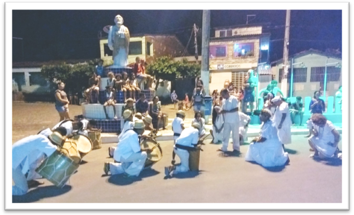 Desfile da Aruenda da Saudade defronte a estátua de São Pedro em Pitimbu