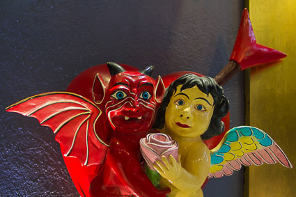 Anjo e demônio, decoração de moderno hotel-boutique; cores vibrantes sempre associadas à religião