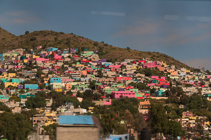 Bairro periférico da Cidade do México, caracterizado pelas fachadas coloridas das casas.