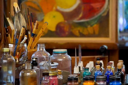 O ateliê de Frida Kahlo, suas tintas, seus pincéis, suas cores