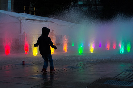 Fonte iluminada no Monumento à Revolução, espetáculo de luz e movimento.