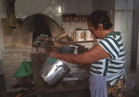 Marieta Santos preparando as queijadas