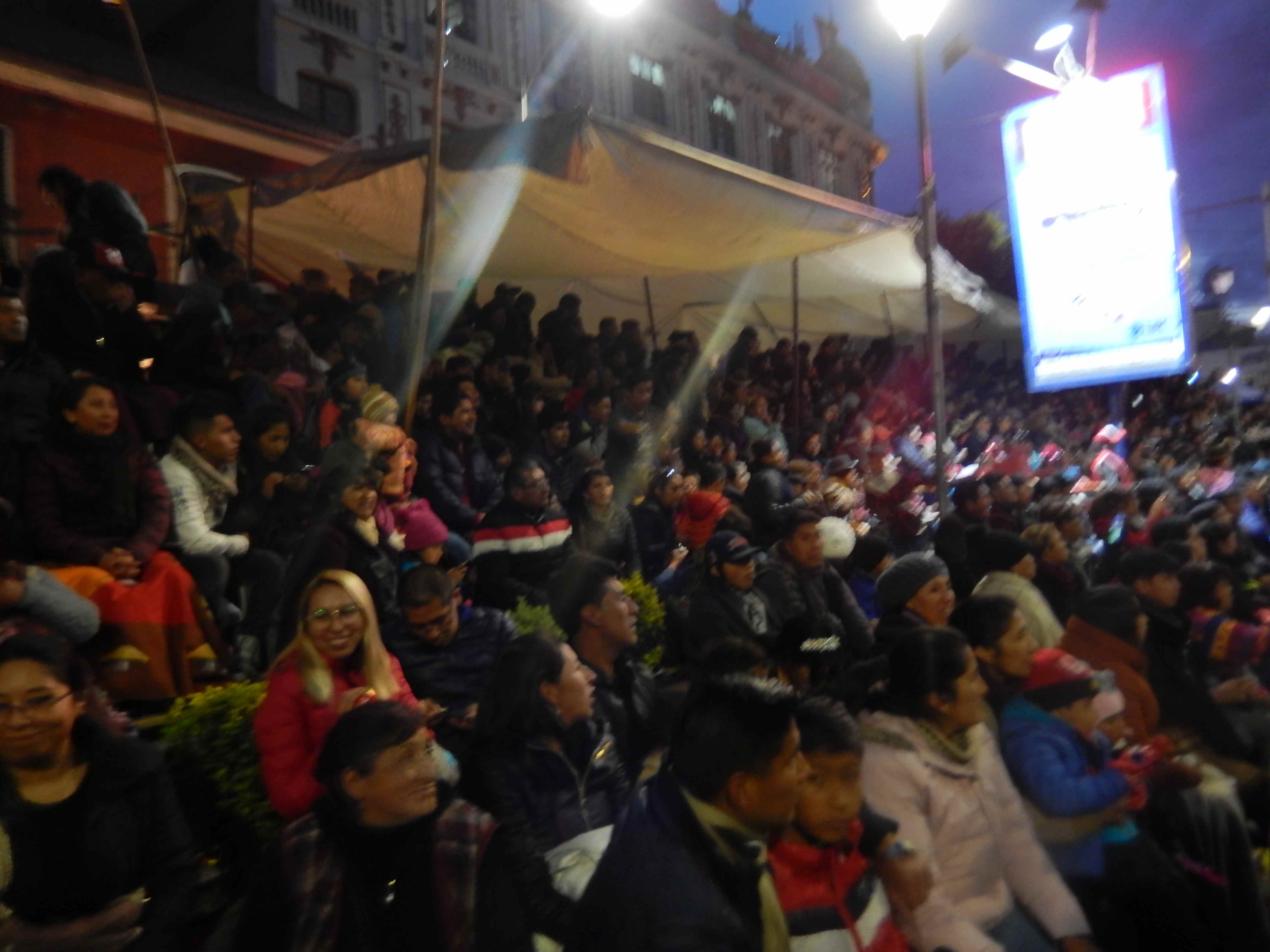 Popula&ccedil;&atilde;o/p&uacute;blico que acompanha a festa