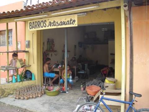 Artistasartes&atilde;os fazem as modelagens expostos nas cal&ccedil;adas