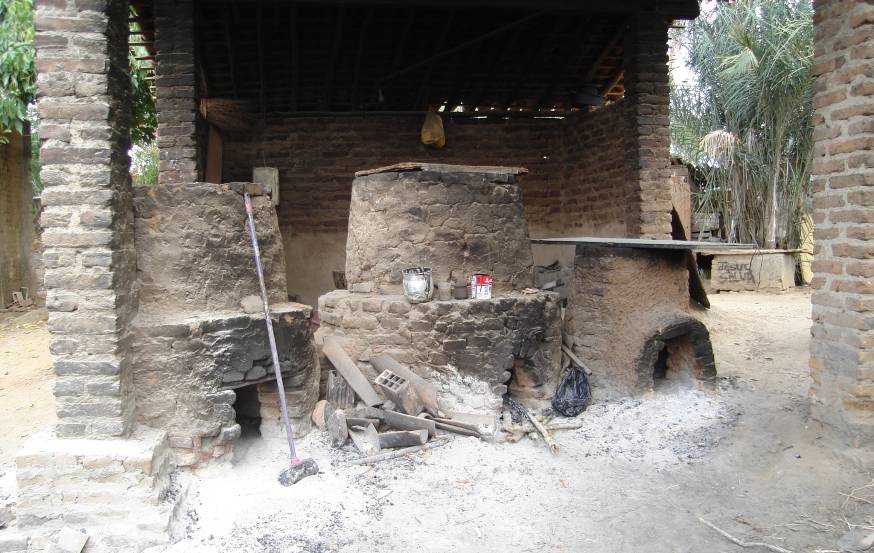 Mesmo com toda tecnologia os fornos continuam como na &eacute;poca de Vitalino