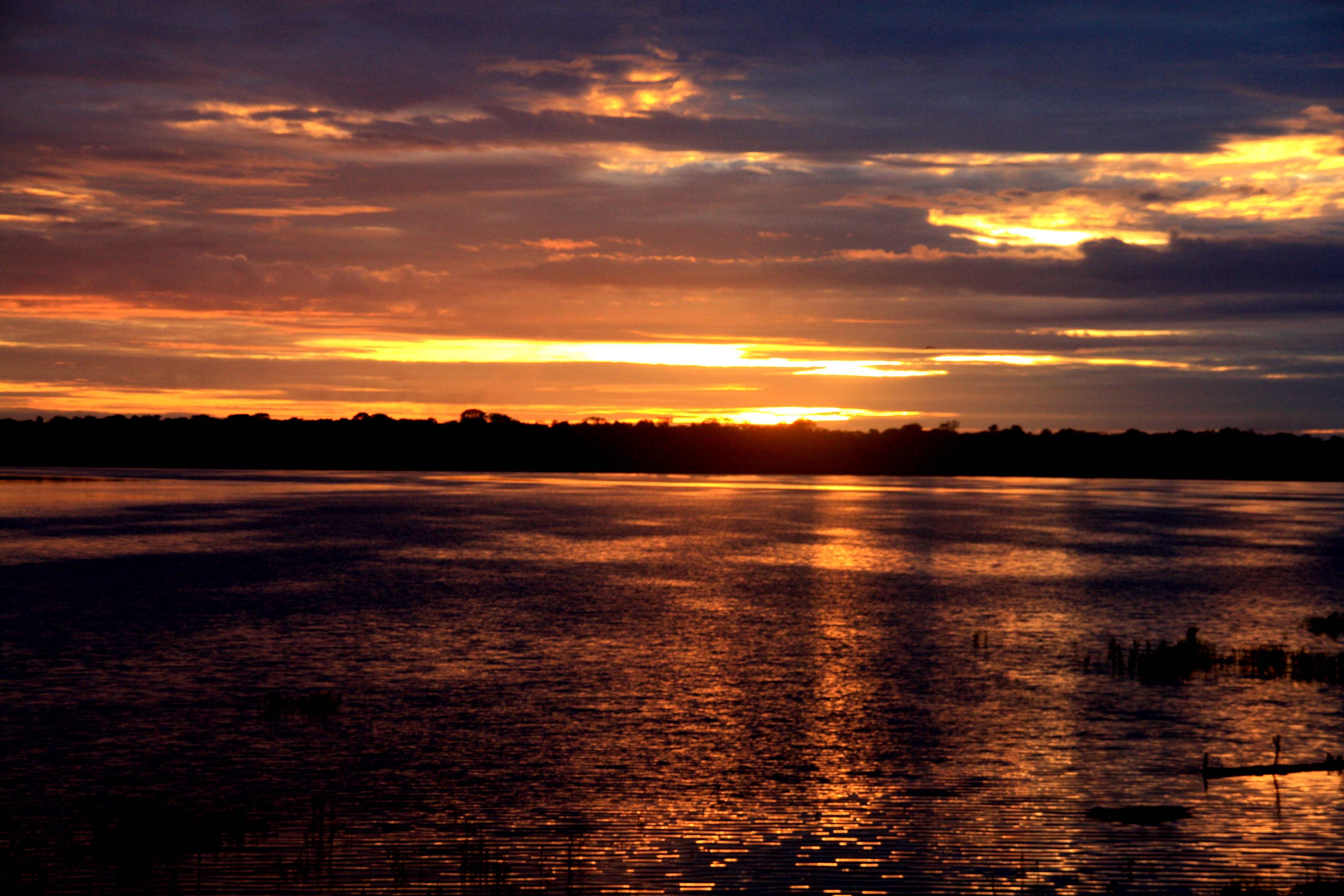 &Agrave; beira do rio Amazonas: P&ocirc;r do sol em Ponta Alegre