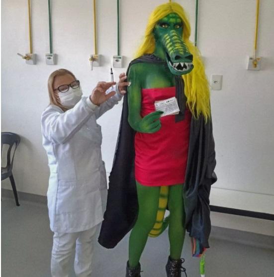 Ator se fantasia de Cuca para tomar vacina contra covid-19