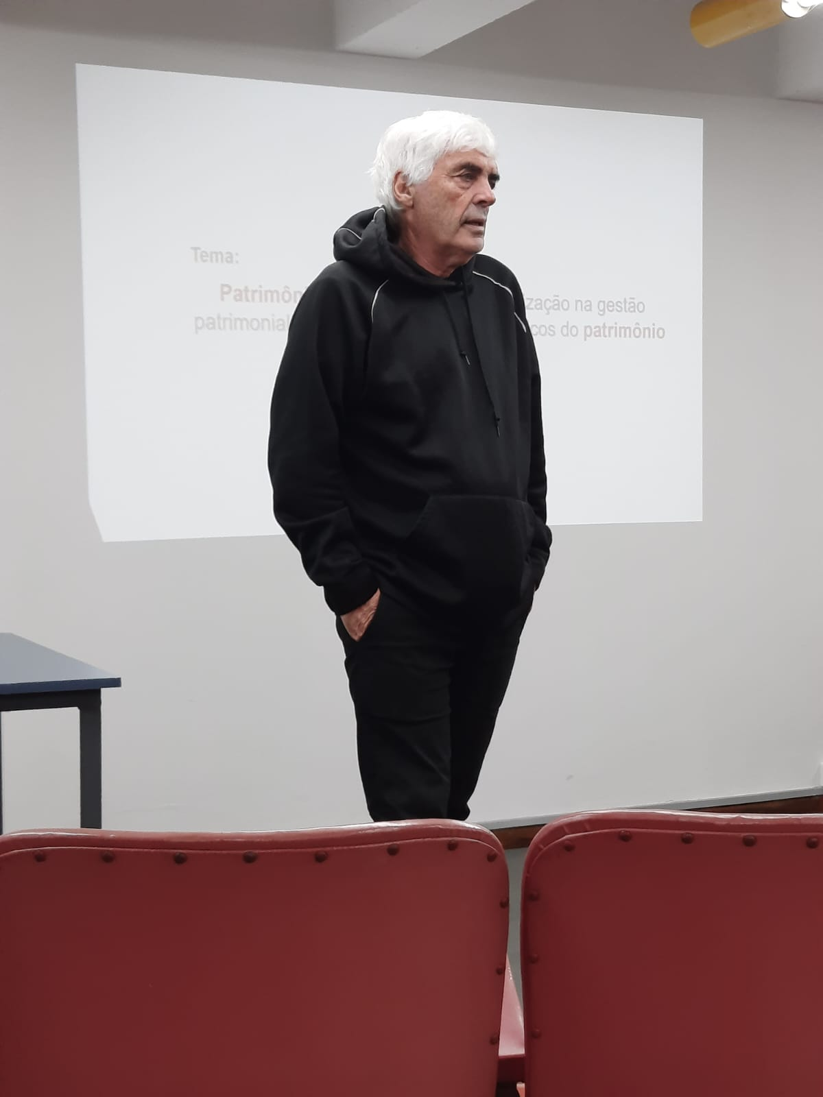 Profesor Jorge Kulemeyer en curso sobre patrimonio y desarrollo territorial en el Museo Campos Gerais (Ponta Grossa/PR).