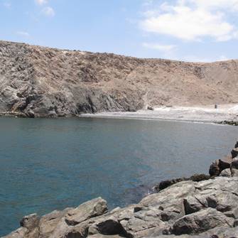 Fotografía de la caleta “Playa Mollendito” en Islay, Arequipa- Perú