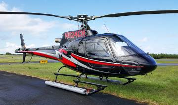 Plataforma de avistamiento para los censos aéreos, un helicóptero ligero monomotor Eurocopter AS350B Écureuil (AStar) con flotadores de seguridad de despliegue automático en los patines de aterrizaje