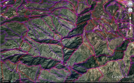 Superposici&oacute;n de las capas de rodales generadas a partir de la variable exposici&oacute;n sobre una imagen de Google earth con t&eacute;cnicas fotogram&eacute;tricas (color fucsia) y el m&eacute;todo semiautomatizado de an&aacute;lisis geomorfom&eacute;trico de superficies del MDE del Inegi (color rojo).