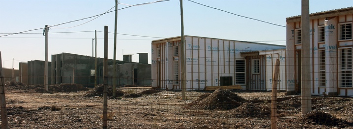 Viviendas en construcci&oacute;n sobre la meseta.