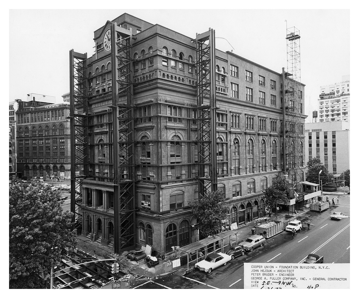 Edificio fundacional de la
                  Cooper Union en obras
                