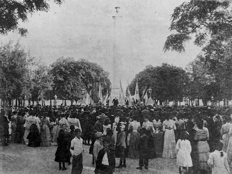 Acto en Plaza Constituci&oacute;n junto a la columna y cop&oacute;n obsequiado por Urquiza (Circa 1890).