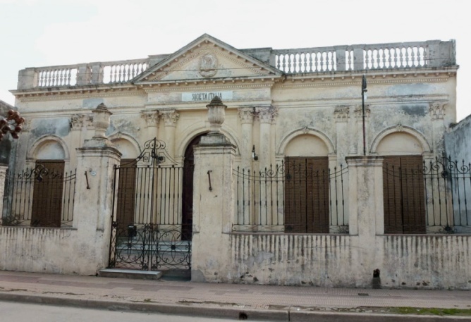 Sociedad Italia, fachada calle Islas Malvinas
