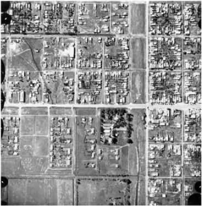Foto area de 1939 donde se visualiza el curso del arroyo Regimiento atravesando Parque Castelli.