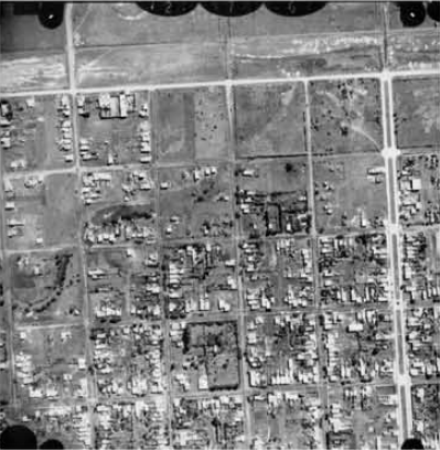 Foto area de 1957 donde se visualiza el curso del arroyo Prez acielo abierto en 25 y 36.