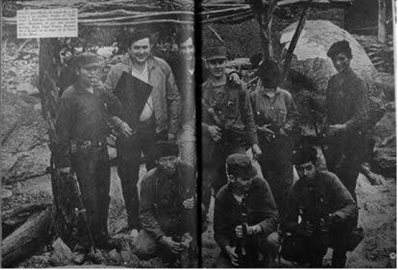 &ldquo;Con los guerrilleros de izquierda a
derecha y en cuclillas: Sergio &lsquo;El gallo giro&rsquo; y Rodrigo; inmediatamente
despu&eacute;s Marcelino, el que esto escribe [M. Men&eacute;ndez], Rodrigo Moya, C&eacute;sar
Montes, Rosa Mar&iacute;a y Rocael en un lugar de la Sierra
de las Minas&hellip;&rdquo;. Sucesos para todos, 2 de abril, 1966.