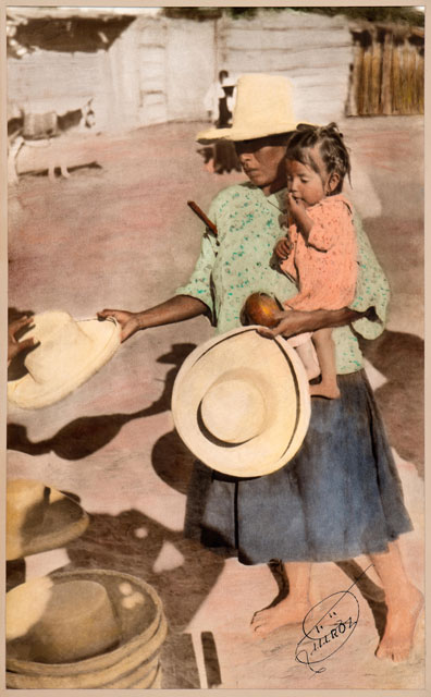 Foto&oacute;leo 51. Indicando su sombrero para la compra