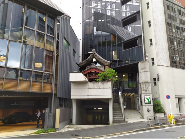 Tokyo, Minato-ku. Luogo sacro in corrispondenza di un parcheggio pubblico (Foto dell&rsquo;autore, 2021)