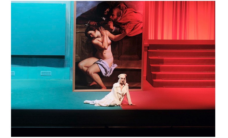 Cl&iacute;o delante del cuadro 
								Susana y los viejos de Artemisia Gentileschi (1593-1653).
							