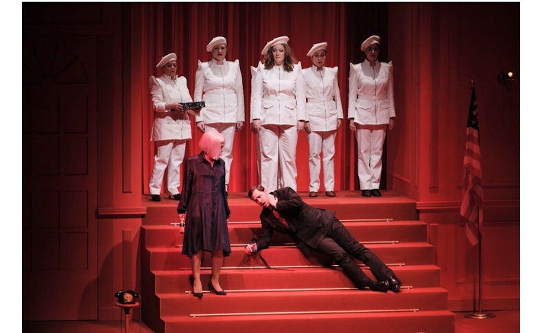 Muerte de George W. Bush, en la primera escena del Acto III