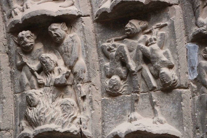 Castigos de homosexuales. Puerta del Juico de la Catedral de Tudela, Navarra.