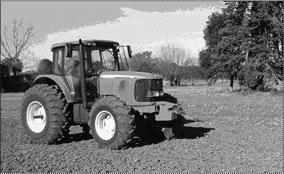 John Deere 7515, utilizado en todos los tratamientos del ensayo.