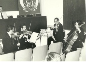 Cuarteto de Cuerdas de la Universidad en la ceremonia de inauguraci�n de la Escuela