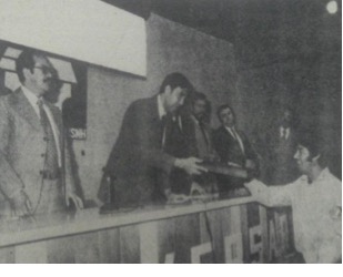 Gobernador del estado presidiendo el segundo aniversario de la Escuela