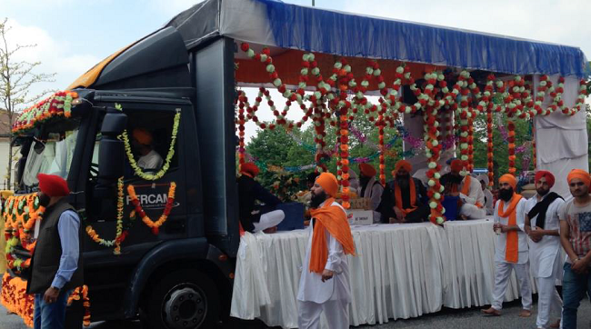 The Nagar kīrtan procession. Photograph: Thea Tiramani.