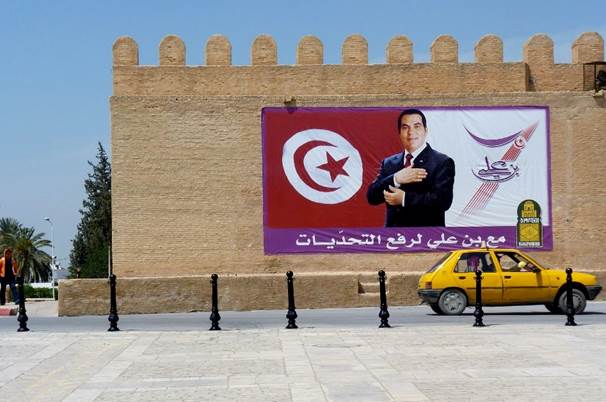 Banner of President Ben Ali in Kairouan. CC BY 2.0, photographed by Andrea Calabretta.